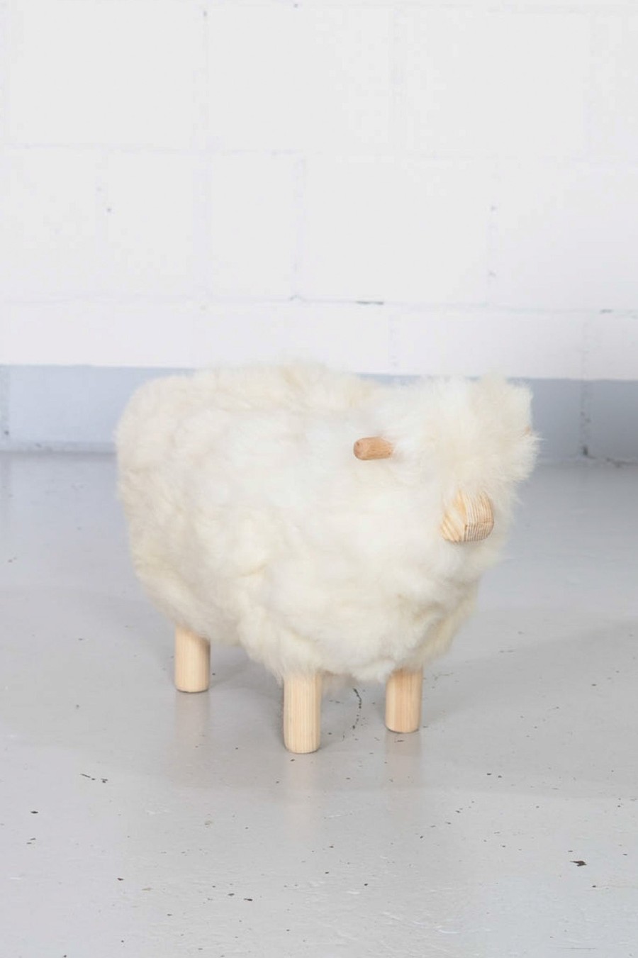 Verre Terre et Fer Handcrafted Sheep Tabouret Wholesale